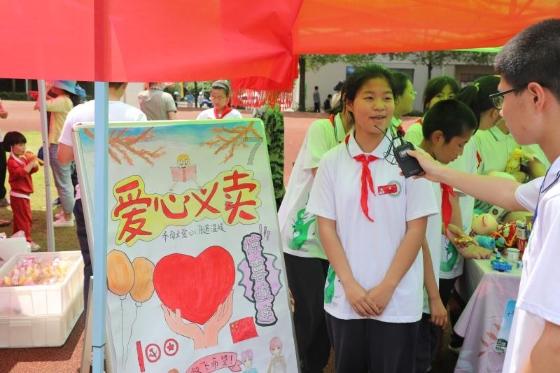 可爱女孩好有钱